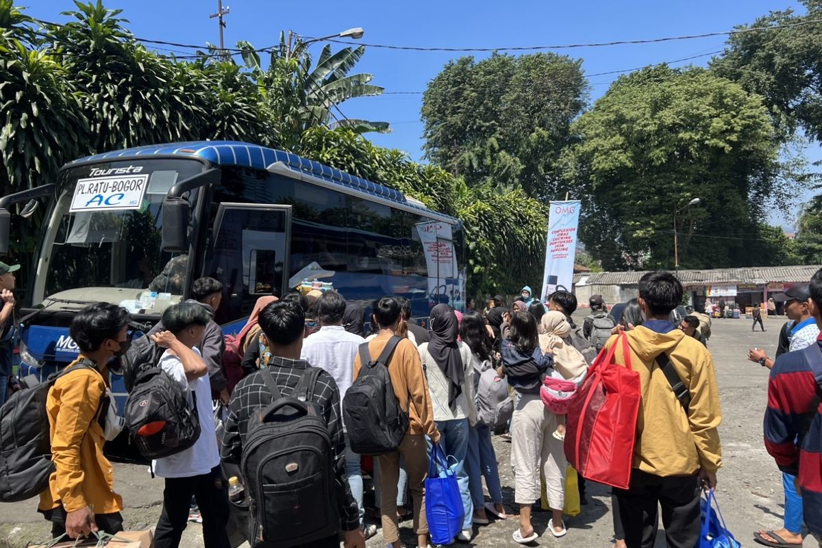 Penumpang berebut masuk ke dalam bus MGI tujuan Pelabuhan Ratu di Terminal Baranangsiang, Minggu (7/4/2024).