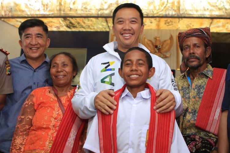 Menpora Imam Nahrawi dan sang pemanjat tiang bendera, Yohanes Ande Kala Marcal alias Joni, bertemu di Jakarta jelang pembukaan Asian Games 2018, Sabtu (18/8/2018). 