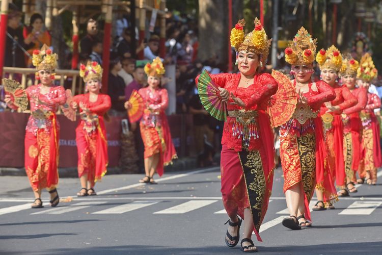 Seniman tampil saat pawai Pesta Kesenian Bali (PKB) ke-47 di Denpasar, Bali, Sabtu (21/6/2025). Kegiatan yang diselenggarakan 21 Juni hingga 19 Juli 2025 tersebut mengangkat tema Jagat Kerthi: Loka Hita Samadaya atau keseimbangan dan harmoni dalam kehidupan dan alam semesta. ANTARA FOTO/Fikri Yusuf/rwa.