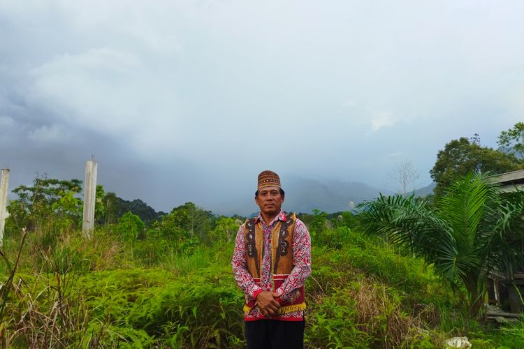 Ketua Dewan Adat Dayak Kecamatan Sajingan Besar Libertus saat ditemui wartawan di rumahnya di Desa Sanatab, Kecamatan Sajingan Besar, Kabupaten Sambas, Kalimantan Barat, Senin (28/8/2023).