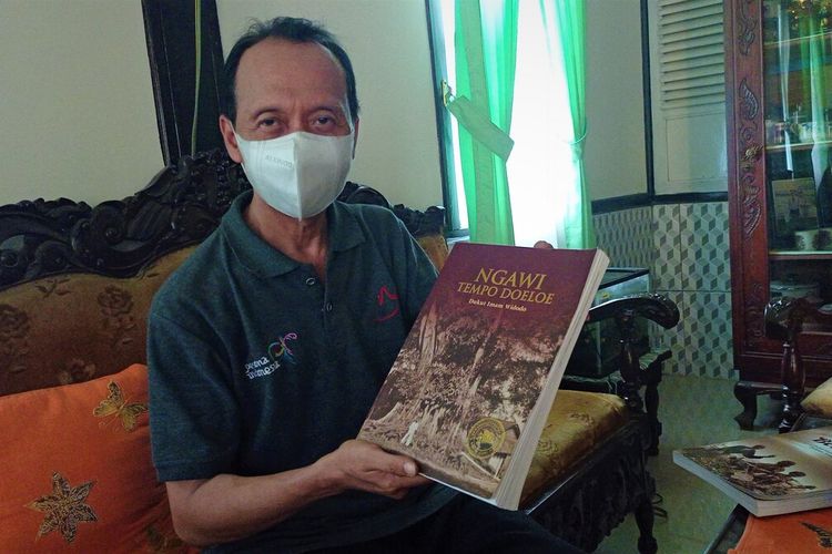 Sulistyono memperlihatkan buku Ngawi tempo doeloe yang memuat tradisi mengadu harimau dengan manusia yang dinamakan rampogan.