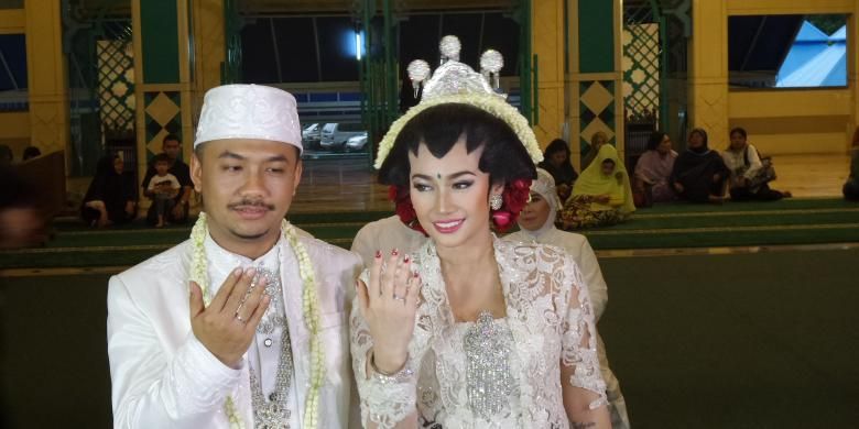 Artis peran Ratu Felisha dan pengacara Ari Pujianto menikah di Masjid Raya Pondok Indah, Jakarta Selatan, Sabtu (30/4/2016).