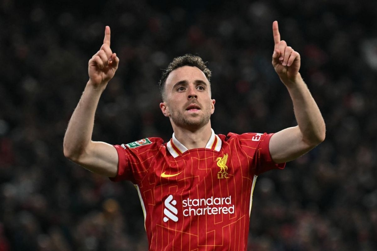 Diogo Jota merayakan gol dalam pertandingan sepak bola putaran ketiga Piala Liga Inggris antara Liverpool vs West Ham United di Anfield di Liverpool, Inggris barat laut pada 25 September 2024. Striker Liverpool Diogo Jota meninggal bersama dengan saudaranya pada 3 Juli 2025 dalam kecelakaan lalu lintas di barat laut Spanyol. Kecelakaan itu terjadi sekitar pukul 00:30 pagi di jalan raya di provinsi Zamora. (Foto oleh Paul ELLIS / AFP)