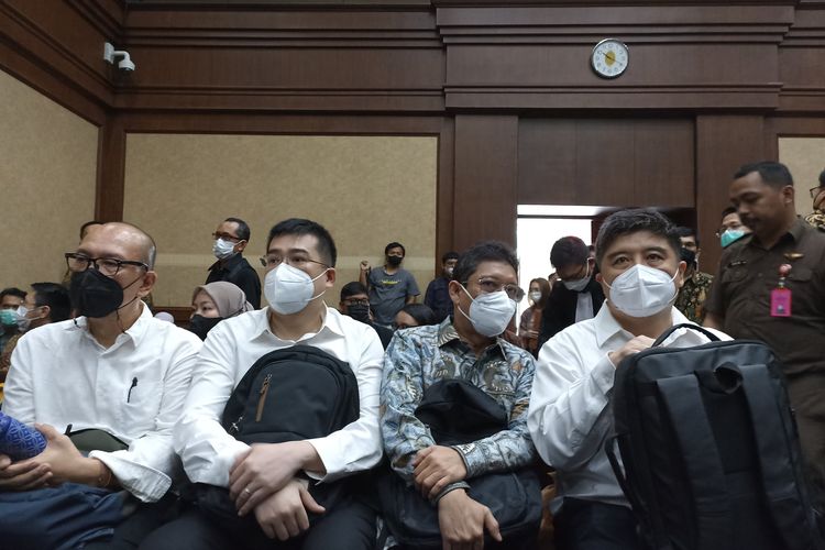 Empat terdakwa kasus dugaan korupsi ekspor minyak sawit mentah yakni (dari kanan) Lin Che Wei, Indra Sari Wisnu Wardhana, Stanley MA, dan Pierre Togar Sitanggang menunggu sidang pembacaan dakwaan di Pengadilan Tindak Piana Korupsi, Jakarta Pusat dibuka, Rabu (31/8/2022).