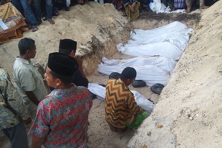 Korban tewas akibat kapal pincara tenggelam di laut teluk Mawasangka Tengah, akhirnya dikuburkan secara massal di tempat pemakaman umum (TPU) desa Lagili, Kecamatan Mawasangka Timur, Kabupaten Buton Tengah, Senin (24/7/2023) sore.