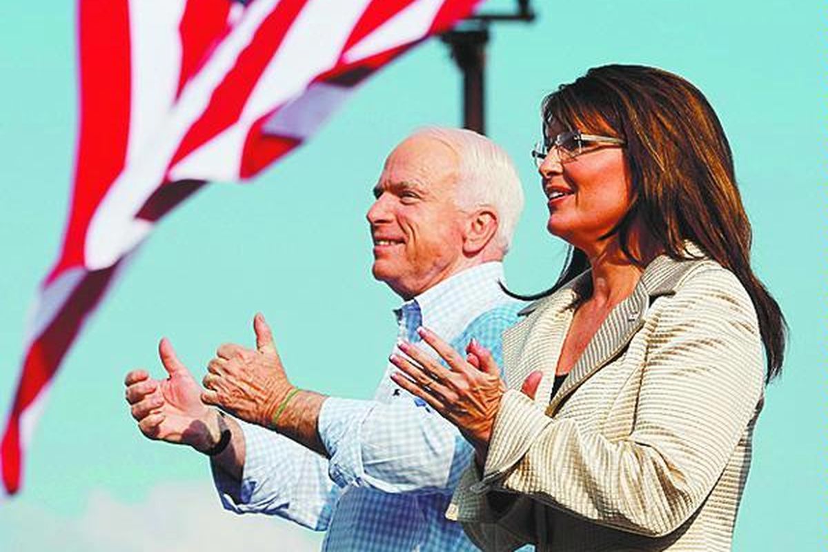 Calon presiden dari Partai Republik, John McCain, dan calon wakil presiden Sarah Palin, Minggu (31/8), menyapa pendukungnya di O'Fallon, Missouri