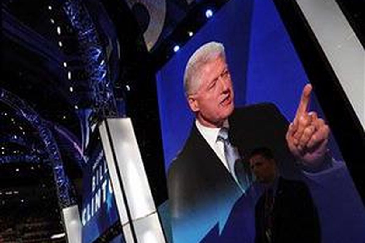 Bill Clinton nampak di sebuah layar raksasa saat menyampaikan pidato di Konvensi Nasional Demokrat, Denver, Colorado, 27 Agustus 2008. 