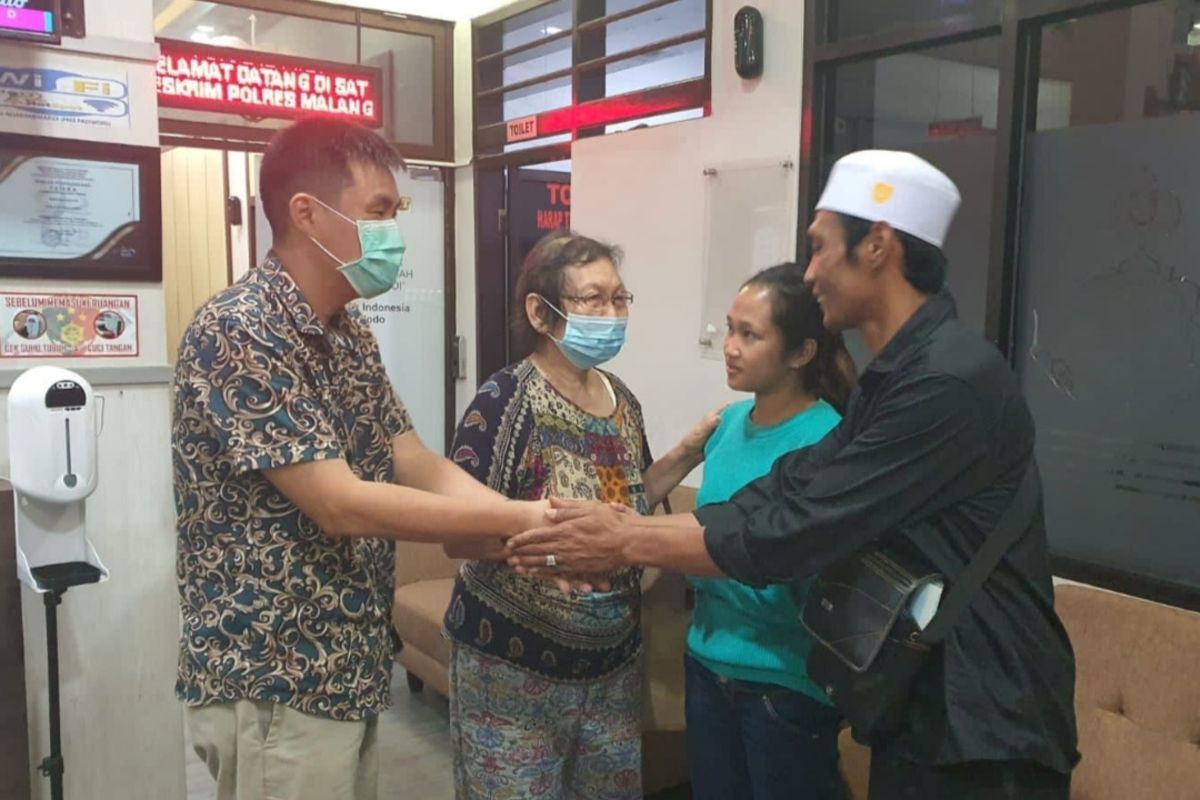 Orang tua Nazwa Aulia, Nasihin saat bertemu di Polres Malang dan klarifikasi dengan majikan Nazwa Aulia yang sebelumnya diduga diculik karena hilang kontak.