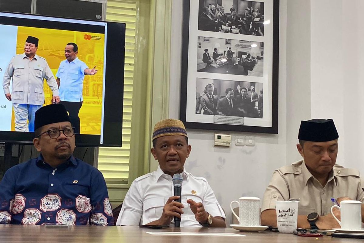 Ketum Partai Golkar Bahlil Lahadalia saat menggelar jumpa pers di Istana, Jakarta, Jumat (24/10/2025).