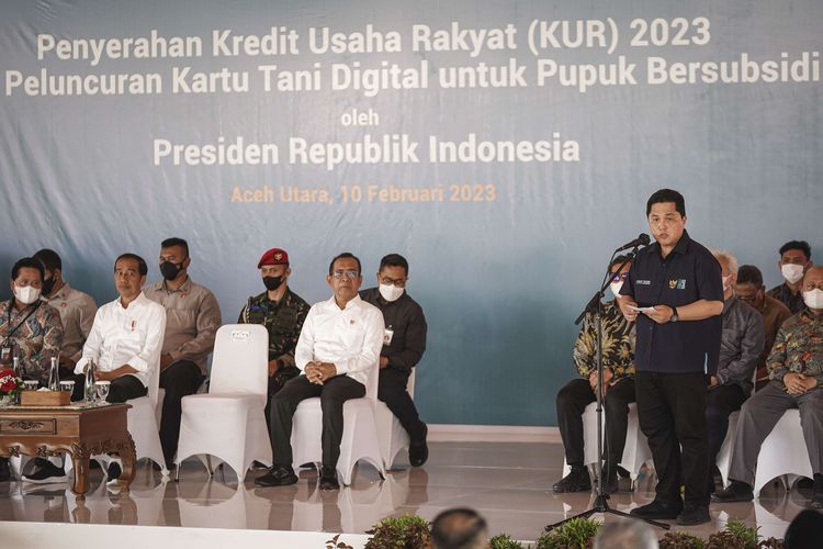 Menteri BUMN Erick Thohir (kanan) menyampaikan kata sambutan pada acara Penyerahan Kredit Usaha Rakyat (KUR) 2023 dan Peluncuran Kartu Tani Digital untuk Pupuk Bersubsidi di Lhokseumawe, Aceh, Jumat (10/2/2023). Dalam kesempatan tersebut Presiden meluncurkan secara simbolis Kartu Tani Digital untuk penyaluran pupuk bersubsidi kepada 439.109 petani penerima program dan juga penyaluran KUR BSI 2023 senilai Rp 3 Triliun di Provinsi Aceh.