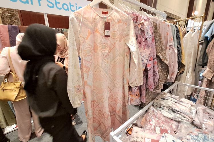 Koleksi tunk milik brand Scarf Station yang ada di Sisterhood Modest Bazaar, Senayan City, Rabu (27/03/2024)