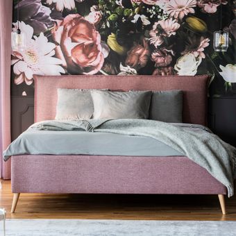 Ilustrasi wallpaper nuansa floral di kamar tidur. 
