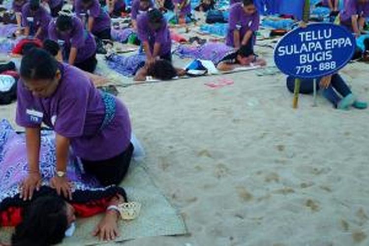 Seribu terapis memijat bersama memecahkan rekor Muri di Pantai Sanur, Inna Grand Bali Beach, Kota Denpasar, Bali, medio Mei lalu. Mereka merupakan bagian dari pekerja spa atau telah berganti nama jadi tirta husada untuk turut memopulerkan perawatan hingga pengobatan tradisional melalui pemijatan. 