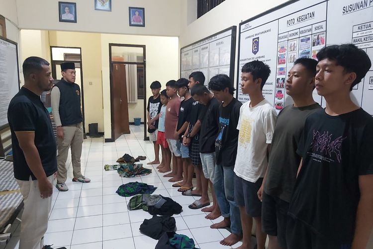 Polisi mengamankan 10 anak yang masih dibawah umur di Desa Pendem, Kecamatan Junrejo, Kota Batu pada Minggu (26/3/2023) malam di Mapolsek Junrejo. 