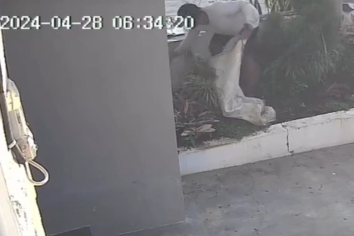 Tangkapan layar rekaman CCTV aksi pencurian pompa air yang dilakukan pemulung di Kota Malang, Jawa Timur. 