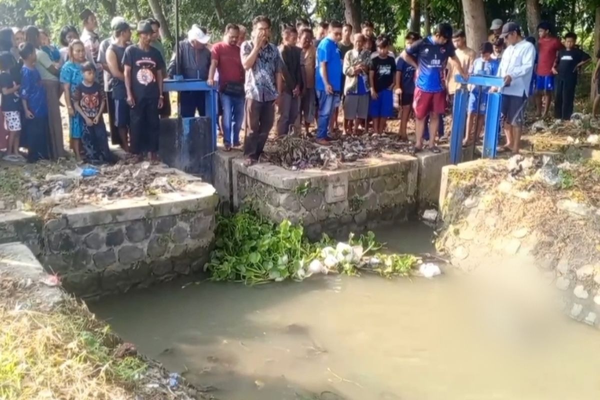 Sejumlah warga berkerumun dan melihat mayat mengambang di sungai Desa Wanakaya Kecamatan Gunung Jati Kabupaten Cirebon Jawa Barat pada Sabtu (5/7/2025) siang