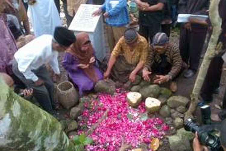 Sejumlah keluarga dari eks korban 1965 menaburkan bunga di atas liang lahat. Mereka juga melantunkan doa untuk para jenazah yang telah terkubur tersebut.