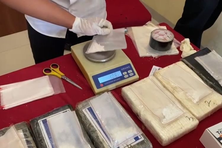 Sebanyak delapan bungkus kokain seberat 8,8 kilogram yang ditemukan dalam hutan Pulau Jemaja, Kepulauan Riau.