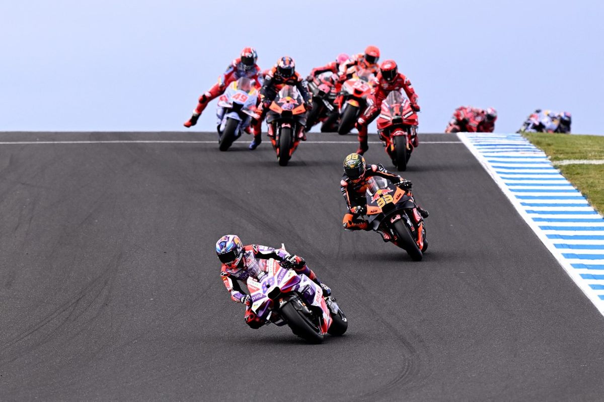 Pebalap Pramac Racing, Jorge Martin, saat memimpin balapan MotoGP Australia 2023 di Sirkuit Phillip Island, Sabtu 21 Oktober 2023. Balapan MotoGP Australia 2023 dimenangi oleh Johann Zarco. (Photo by WILLIAM WEST / AFP)