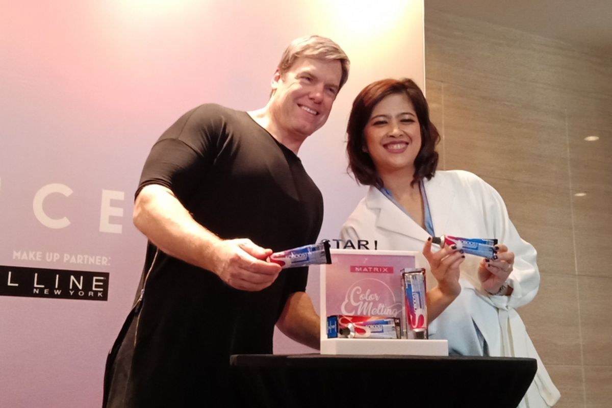 Artistic Collective Matrix Global, Dan Csicsai dan Brand General Manager Matrix Indonesia Amanda Indarwulan pada acara konferensi pers dan hair show Matrix di The Ritz Charlton Hotel, Jakarta, Rabu (4/4/2018).