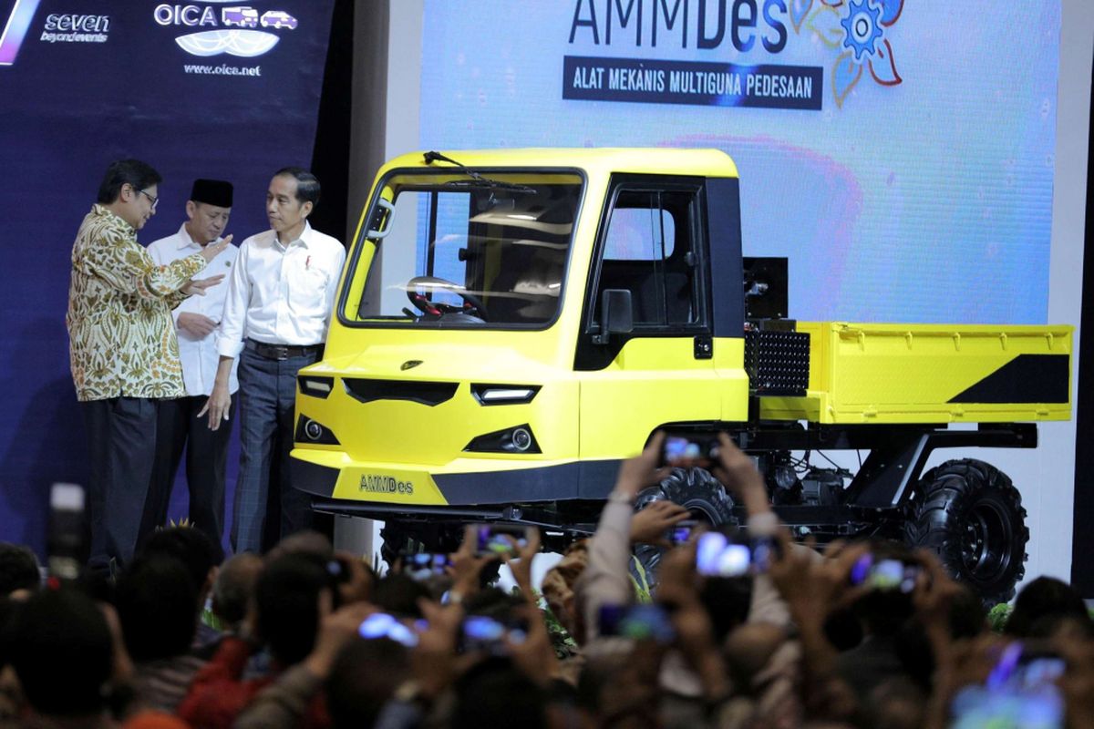 Presiden Republik Indonesia Joko Widodo saat meresmikan Alat Mekanis Multiguna Perdesaan ( AMMDes) di acara Gaikindo Indonesia Internasional Auto Show (GIIAS) 2018 di ICE BSD, Tangerang, Banten, Kamis (02/08/2018). Pada pameran otomotif GIIAS kali ini mengusung tema Beyond Mobility yaitu mobil-mobil teknologi masa depan yang diklaim ramah lingkungan, Acara ini akan berlangsung hingga 12 Agustus 2018.