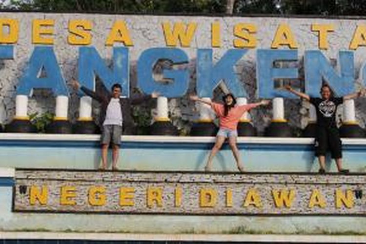 Desa wisata Tangkeno, di Kecamatan Kabaena Tengah, Kabupaten Bombana, Sulawesi Tenggara dijuluki 'Negeri di Awan' karena berada di ketinggian 700 mdpl.