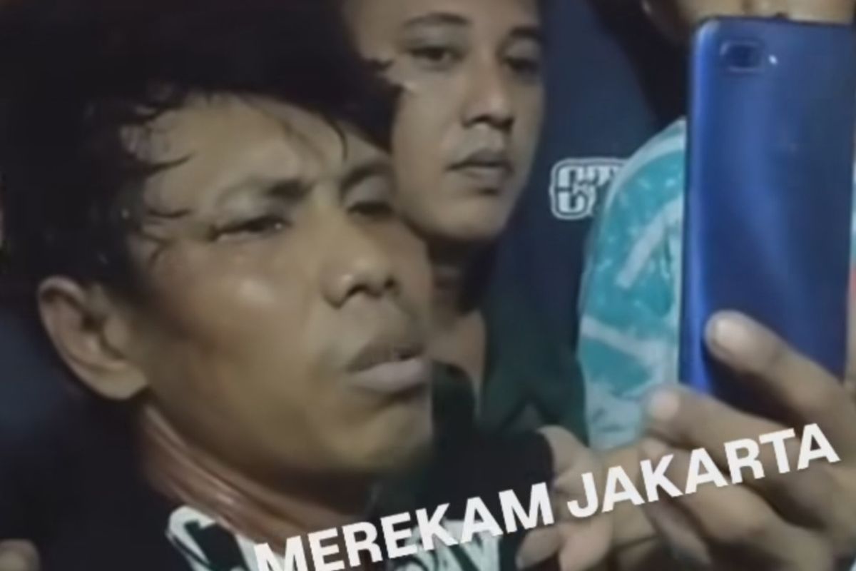 Momen pelaku curanmor di Koja, Jakarta Utara video call ibunya saat kepergok mencuri oleh warga. Senin (6/5/2024).