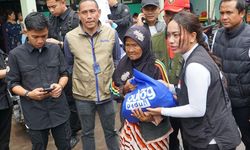Bulog Salurkan Bantuan Pangan bagi Warga Terdampak Erupsi Gunung Semeru