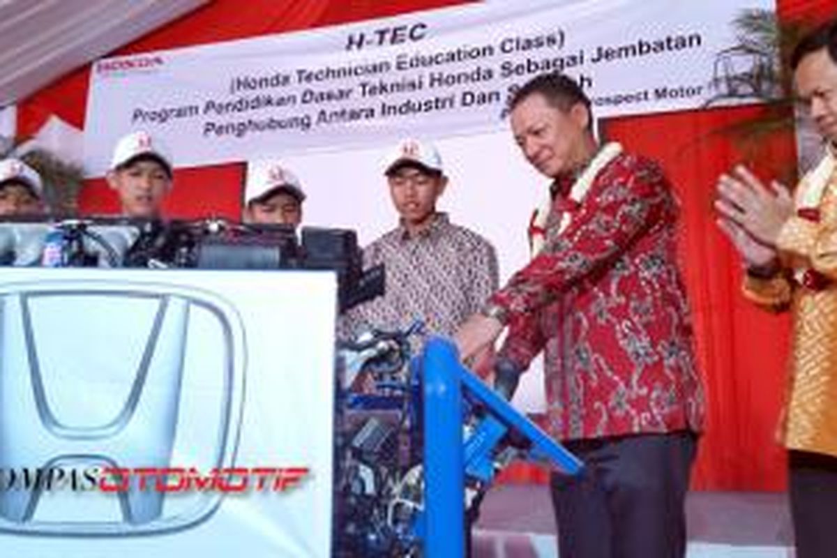 Presiden Direktur PT Honda Prospect Motor Tomoki Uchida saat meresmikan Pendidikan Dasar Teknisi Honda di SMKN 4 Bogor, (21/8/2014).