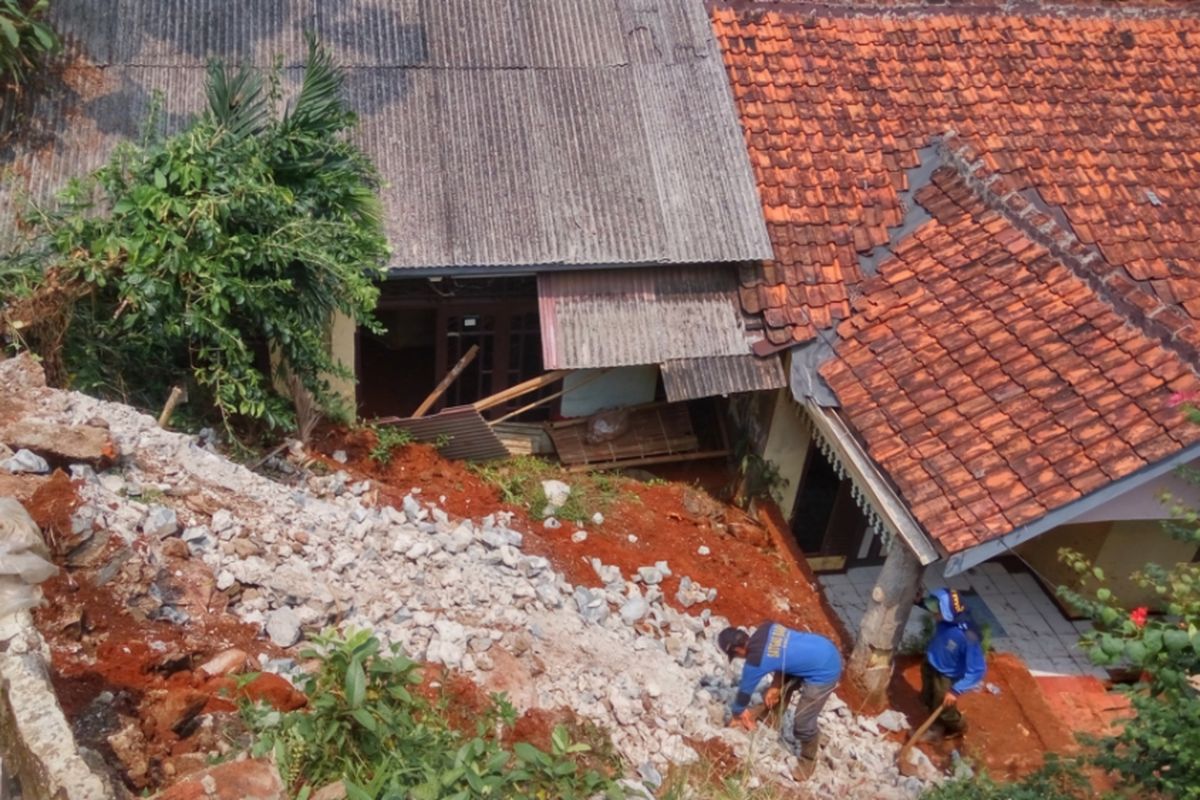 Kondisi lokasi longsor di RT 03/05, Kelurahan Pondok Jaya, Cipayung, Depok pada Rabu (6/9/2017). Longsor terjadi pasca hujan deras yang mengguyur Depok dan sekitarnya pada Selasa (5/9/2017) sore kemarin