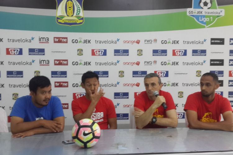 Pelatih Persiba Balikpapan, Milomir Seslija (pegang mic) saat konferensi pers di Stadion Gajayana, Kota Malang, Minggu (21/5/2017)