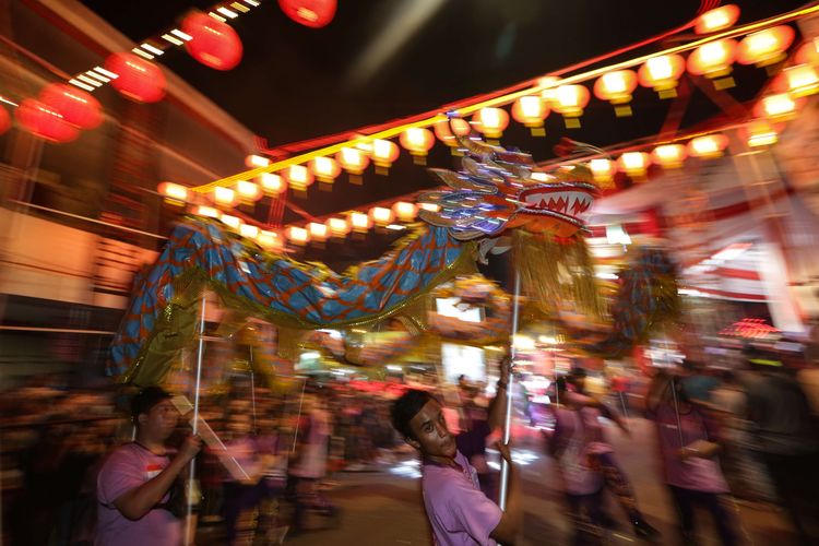 Atraksi liong memeriahkan perayaan puncak Cap Go Meh Bogor Street Festival (CGM-BSF) 2023 di Jalan Suryakencana, Bogor Tengah, Kota Bogor, Minggu (5/2/2023). Atraksi seni budaya seperti Ogoh-ogoh dari Bali, Kendang Beleq dari Lombok, dan Bouraq dari Cirebon, Ondel-ondel Betawi, Reog Ponorogo, serta belasan pertunjukan dari sanggar kesenian dari Jawa Barat dan sekitarnya memeriahkan acara ini.