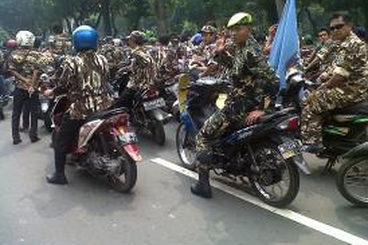 Massa pendukung Prabowo-Hatta memarkirkan kendaraan di Jalan Medan Merdeka Barat, Jakarta Pusat, Rabu (20/8/2014).