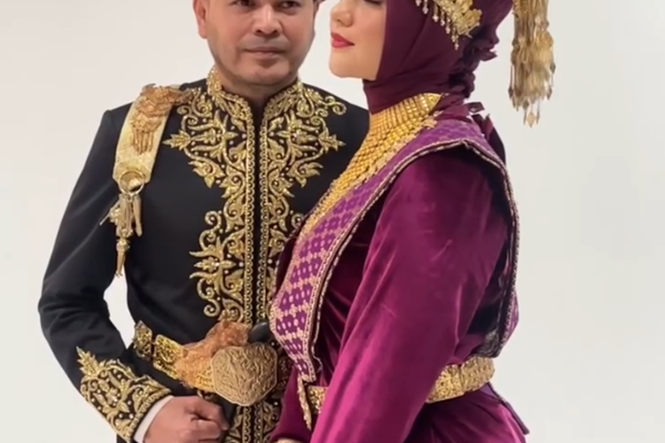 Potret Irish Bella sekeluarga menggunakan baju adat Aceh dalam sesi foto keluarga.