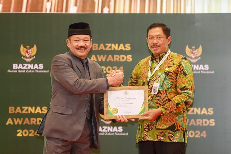 Pj Gubernur Jawa Tengah Nana Sudjana menerima penghargaan dari Baznas RI, di Hotel Bidakara, Jakarta Pusat, Kamis (29/2/2024)