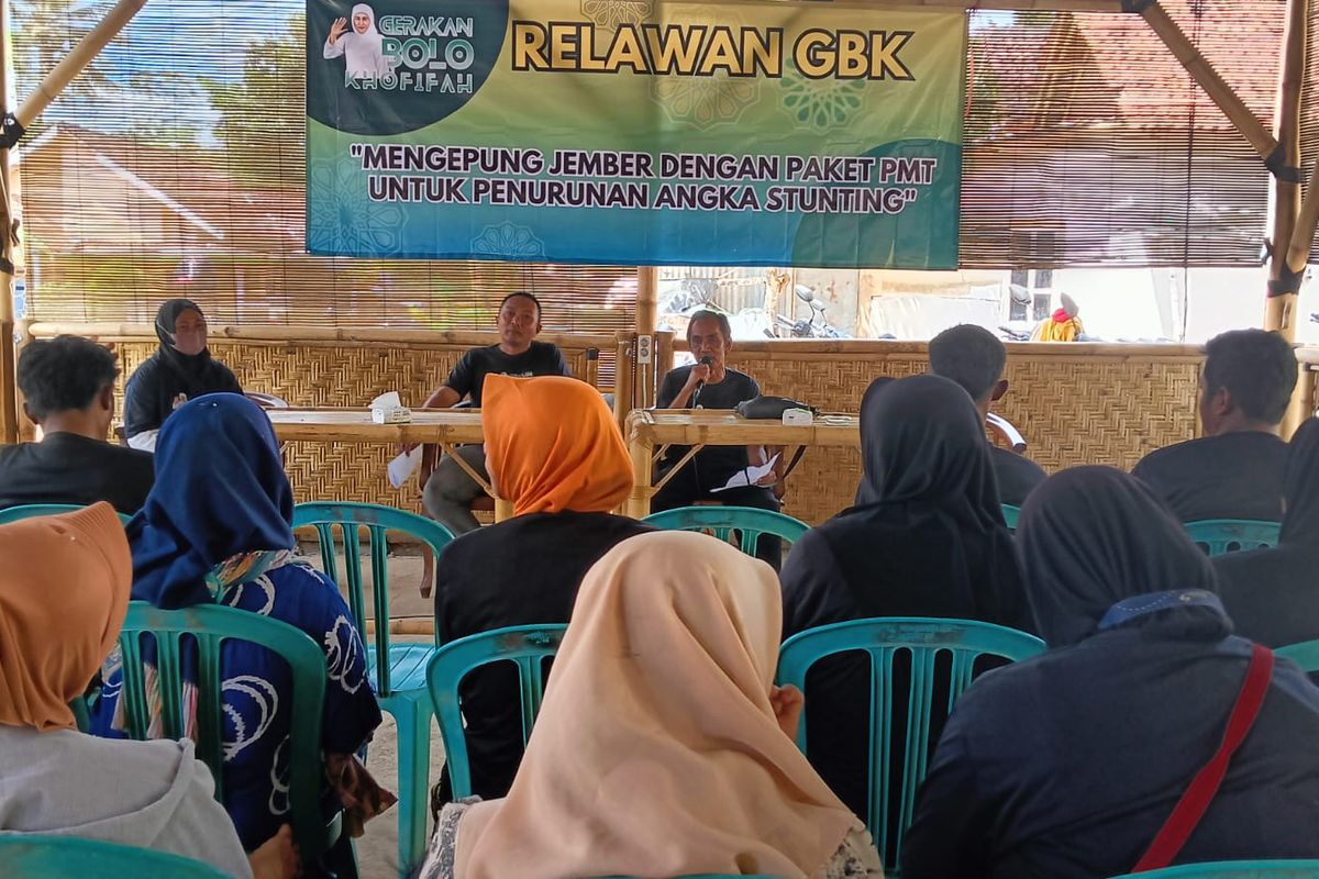 Relawan Gerakan Bolo Khofifah (GBK) membagikan PMT pada perempuan yang memiliki Balita untuk mencegah stunting 