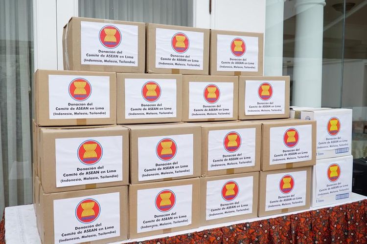 Donasi 150 kotak bantuan untuk keluarga terdampak Covid-19 di Peru, dalam rangka HUT ke-53 ASEAN.