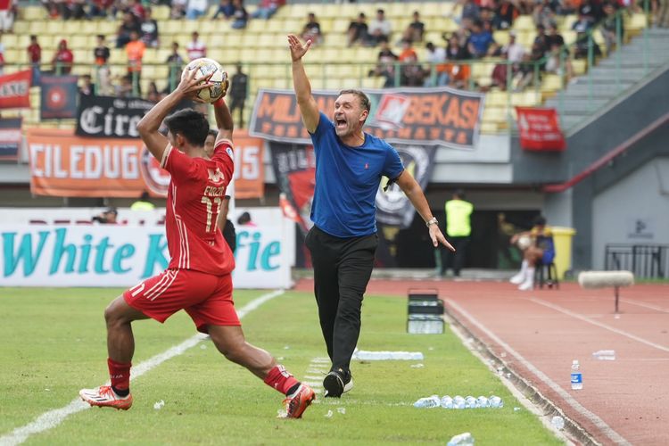Pelatih Persija Jakarta Thomas Doll berteriak pada pemainnya saat pertandingan pekan ke-26 Liga 1 2022-2023 melawan Barito Putera yang berakhir dengan skor 2-1 di Stadion Patriot Candrabhaga Bekasi, Rabu (22/2/2023) sore.