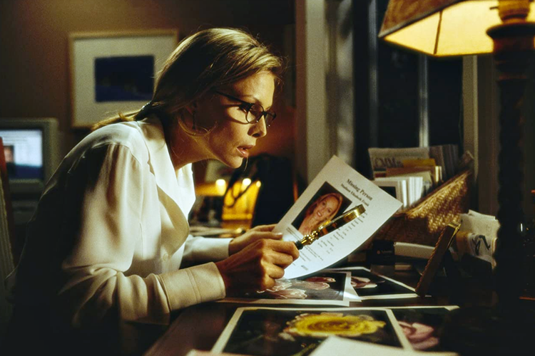 Michelle Pfeiffer dalam film horor supernatural What Lies Beneath (2000).