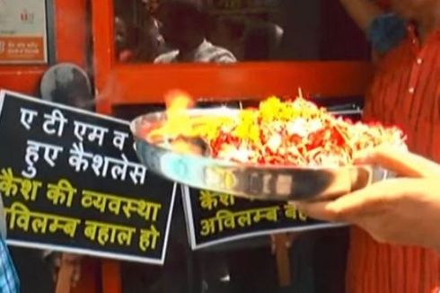 Atasi Krisis Uang Tunai, Pedagang di India Berdoa kepada Dewa ATM  