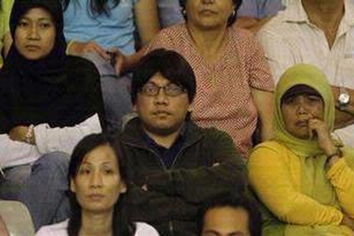 Seorang penonton yang mirip tersangka kasus mafia pajak, Gayus HP Tambunan (tengah) menyaksikan pertandingan antara Daniela Hantuchova melawan Yanina Wickmayer dalam Commonwealth Bank Tournament of Champions di Nusa Dua, Bali, Jumat (5/11/2010). 