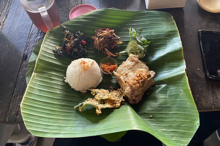 Sajian paket ayam ingkung di Rumah makan Kandang Ingkung di Sleman, Yogyakarta. 