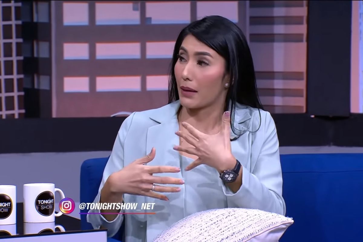 Tyas Mirasih ketika menjadi bintang tamu dalam acara Tonight Show NET TV.