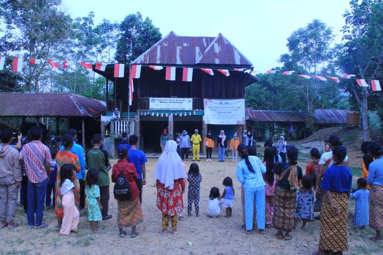 Orang Rimba dan anak-anaknya menggelar upacara bendera untuk turut memperingati kemerdekaan Indonesia yang ke 77, di pedalaman hutan