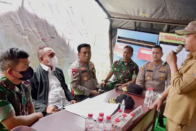 Gubernur Sumut Edy Rahmayadi (dua dari kiri) bersama Pangdam 1/Bukit Barisan Mayjen Achmad Daniel Chardin dan Kapolda Sumut Irjen RZ Panca Putra Simanjuntak mendengarkan penjelasan Bupati Taput Nikson Nababan di posko gempa kantor bupati, Senin (3/10/2022)