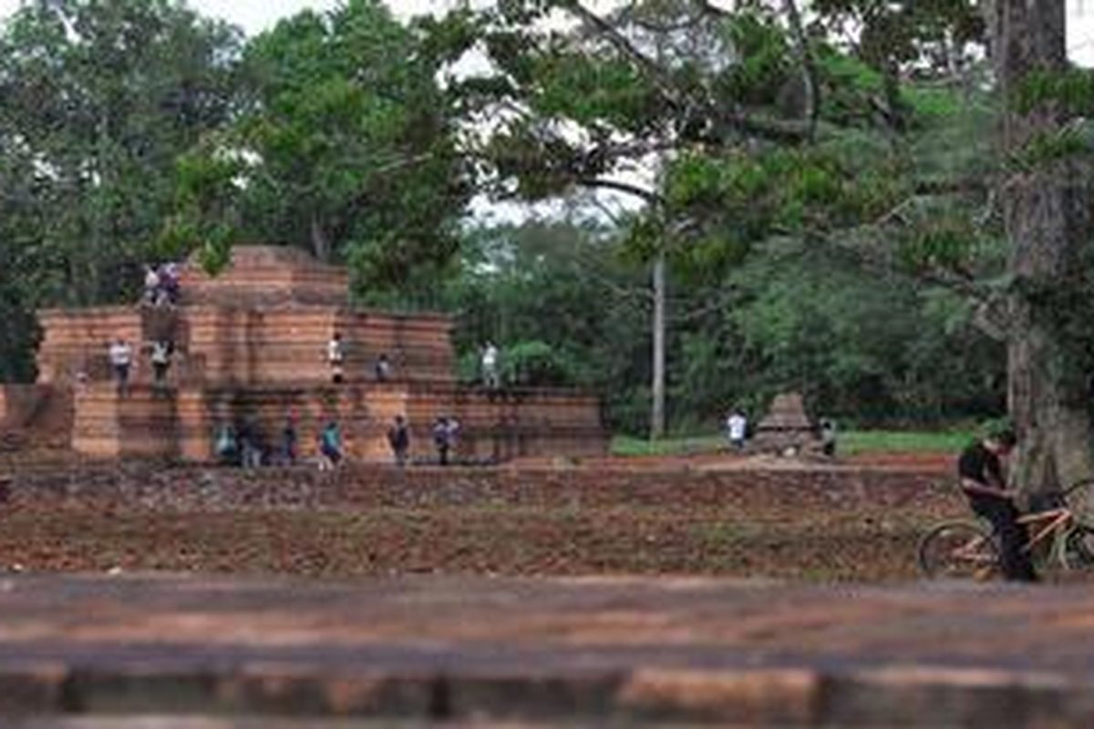 Situs Candi Muaro Jambi - Pengunjung melihat Candi Tinggi  di Kompleks Situs Candi Muaro Jambi di Kabupaten Muaro Jambi, Jambi, Sabtu (10/11/2012). Kompleks situs ini luasnya sekitar 17,5 kilometer persegi dan diperkirakan ada sekitar 110 buah candi.  Situs Muarao Jambi yang diperkirakan dibangun sejak abad ke-4 hingga ke-11 Masehi ini menjadi tempat pengembangan ajaran Budha pada masa Melayu Kuno. Situs ini kini terancam perusakan oleh tambang batu bara dan industri pengolahan minyak sawit.

