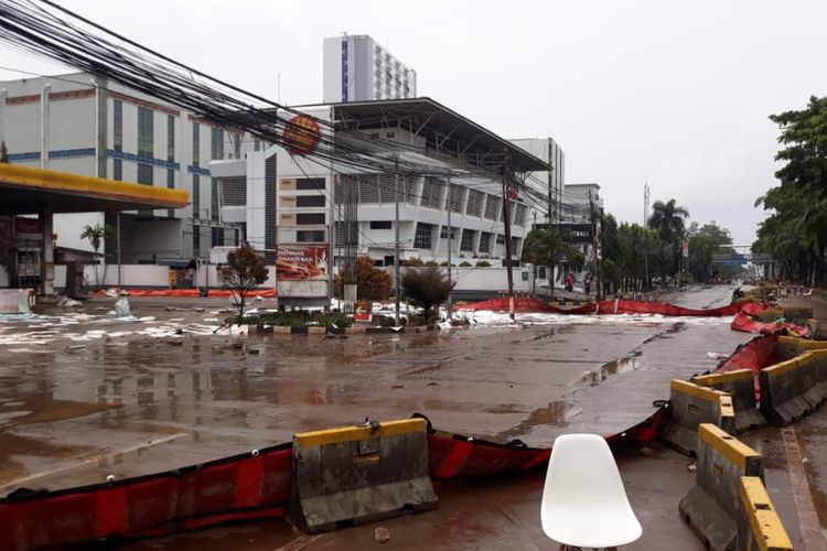 Kondisi pom bensin Shell di Jalan Raya Daan Mogot yang masih tertutup 