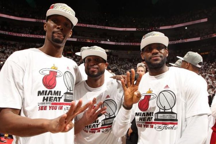 Tiga pemain Miami Heat (kiri-kanan): Chris Bosh, Dwyane Wade, dan LeBron James merayakan sukses mereka lolos ke final NBA, setelah mengalahkan Indiana Pacers pada laga keenam final Wilayah Timur di Bankers Life Fieldhouse, Jumat (30/5/2014). Ketiga pemain tersebut mengacungkan empat jari sebagai tanda sukses mereka lolos ke final NBA dalam empat tahun berturut-turut.