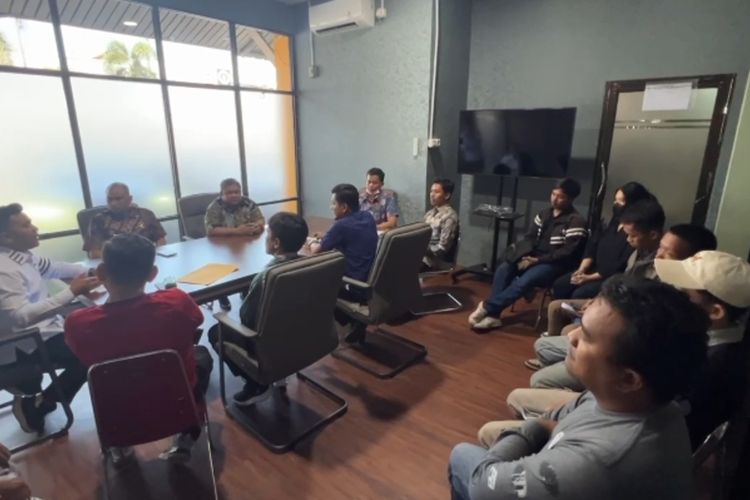 Para mantan karyawan perusahaan yang ijazahnya ditahan.