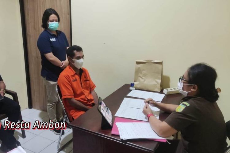 Penyidik Polresta Pulau Ambon menyerahkan tersangka kasus pemerkosaan putri kandung kepada jaksa penuntut umum kejaksaan negeri AMbon, Rabu (24/8/2022)